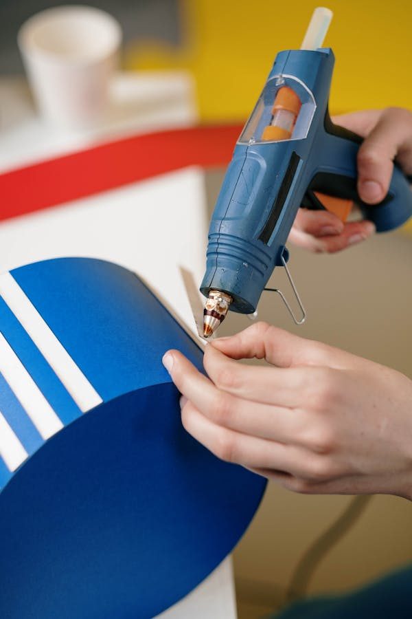 Les meilleurs bâtons de colle pour optimiser votre bureau et vos projets