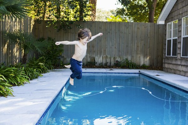 Où installer votre piscine à Ancenis : conseils pour une oasis