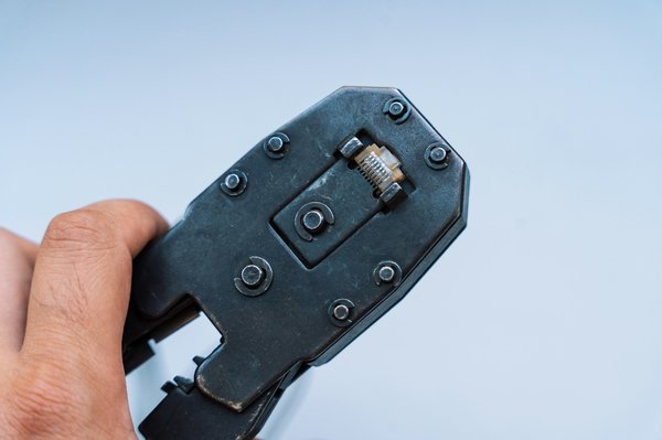 Comment utiliser une pince à sertir plomberie efficacement ?