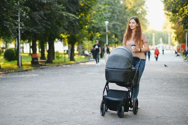 Poussette 3 en 1 : le choix parfait pour les jeunes parents