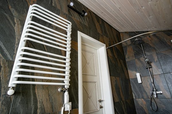 Porte serviette : les tendances qui embellissent votre salle de bain